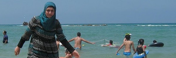 cropped-woman-and-child-coming-back-fron-the-sea2